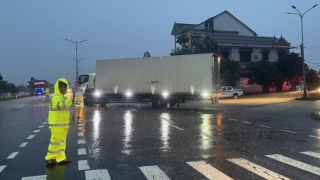 Cấm đường QL1A, tạm hoãn tìm kiếm nạn nhân mất tích do ngập lụt sâu