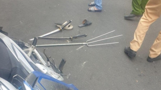 Từ vụ va chạm giao thông phát hiện nhóm thanh niên mang kiếm Nhật đi hỗn chiến