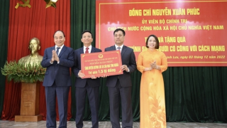 Chủ tịch nước dâng hương tưởng niệm nữ sĩ Hồ Xuân Hương