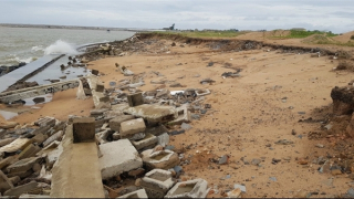 Bờ kè hữu ngạn hạ lưu sông Đà Rằng hư hỏng, sụt lún nhiều đoạn