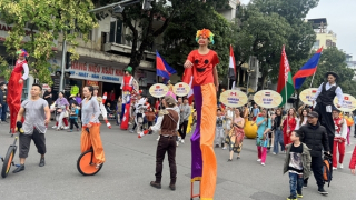 Hơn 100 nghệ sĩ xiếc trong nước và quốc tế biểu diễn xuất sắc bên hồ Gươm