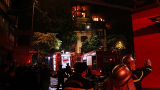 Cảnh sát khống chế đám cháy trong phố cổ lúc nửa đêm