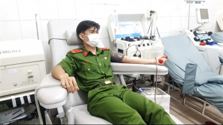 Chiến sĩ Công an nửa đêm đến bệnh viện hiến tiểu cầu cứu người