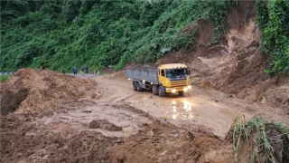 Thông xe một làn tại nơi sạt lở trên QL19C sau 36 giờ khắc phục sự cố