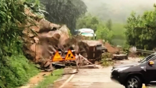 Mưa lớn gây ngập sâu và sạt lở đất tại Trung bộ