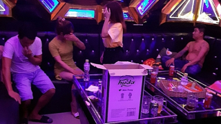 Nhiều nam, nữ vào quán karaoke để phê ma túy