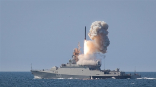 Ukraine: Tàu Nga mang hơn 100 tên lửa Kalibr lởn vởn trên biển