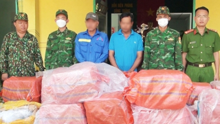 Phát hiện 2 đối tượng vận chuyển thuê 850 kg pháo lậu sang biên giới