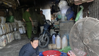 Phát hiện 1.300 lít mỡ lợn bẩn trong cơ sở chế biến chui