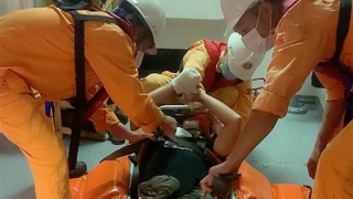 Vượt sóng gió xuyên đêm, cứu nạn thủy thủ nước ngoài