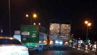 Va chạm giữa hai xe tải, nhóm tài xế  mang hung khí ra "nói chuyện" với nhau