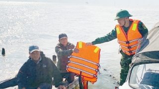 Kịp thời cứu sống hai ngư dân bị đắm tàu trên biển