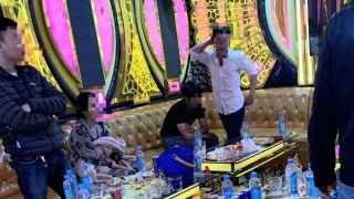 Bị đỉnh chỉ, quán karaoke vẫn hoạt động, để khách sử dụng ma túy