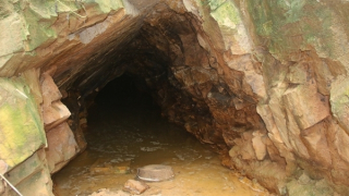 Khoét núi, dựng lán trại khai thác vàng trái phép