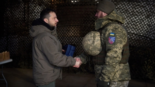 Tổng thống Ukraine bất ngờ xuất hiện gần khu vực giao tranh