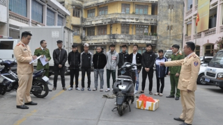 Nghi bạn mình bị bắt nạt, nhóm thanh niên rủ nhau mang chai bia hỗn chiến