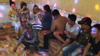 Kiểm tra quán karaoke, dân chơi phi tang ma túy trong nhà vệ sinh