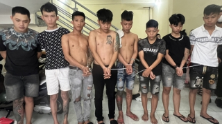 Thủ đoạn của cặp vợ chồng chuyên khống chế tiếp viên bằng ảnh khỏa thân