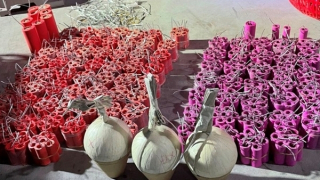 Thợ cơ khí sản xuất pháo nổ chờ bán dịp Tết