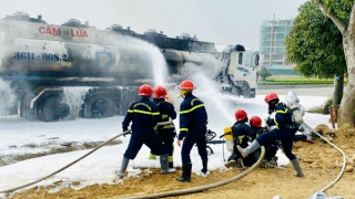 Cảnh sát khống chế đám cháy xe bồn chở dầu