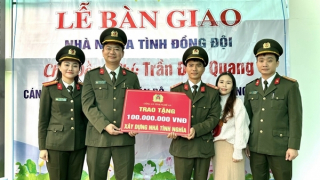 Bàn giao “Nhà nghĩa tình đồng đội” cho Thượng uý Trần Đức Quang