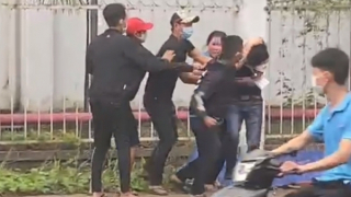 Bị nhắc nhở, nam công nhân gọi người đánh quản lý gây thương tích