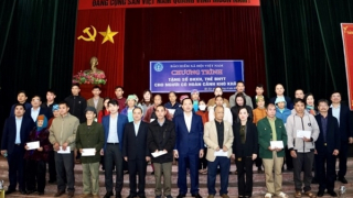 Ý nghĩa nhân văn từ chương trình tặng sổ BHXH, thẻ BHYT tại Lào Cai