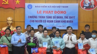 Tặng sổ BHXH, thẻ BHYT cho người dân có hoàn cảnh khó khăn
