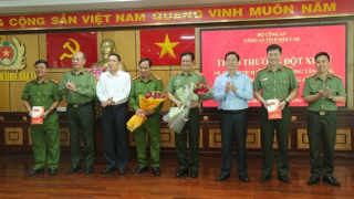 Khen thưởng đột xuất Công an tỉnh Đắk Lắk triệt phá đường dây cá độ bóng đá nghìn tỷ