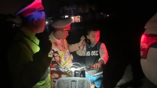 Cậu bé 9 tuổi đi lạc 60km trong đêm được CSGT đưa về nhà