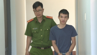 Nghịch tử dùng dao sát hại cha ruột ra đầu thú