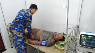 Bệnh xá đảo Sinh Tồn kịp thời cấp cứu ngư dân đột quỵ