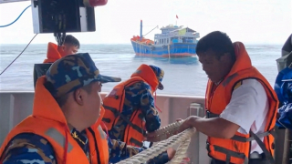 Giải cứu tàu cá của ngư dân mắc cạn ở Trường Sa