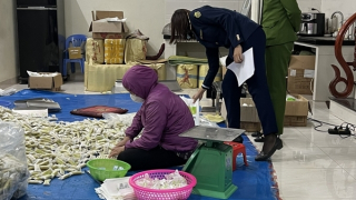 Phát hiện cơ sở sản xuất bánh gạo giả mạo nhãn hiệu Vetrue của Nhật Bản