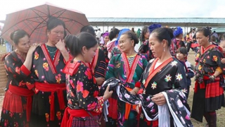 Độc đáo chợ phiên vùng cao biên giới Phìn Hồ