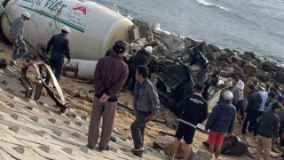 Xe bồn tuột dốc lao ra biển khiến 3 người thương vong