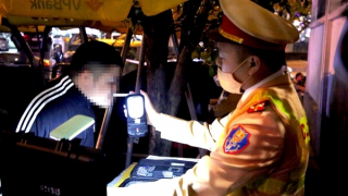 CSGT xử lý nhiều "thần cồn" dạo phố đêm đông