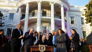 Tổng thống Mỹ ký dự luật công nhận hôn nhân đồng giới