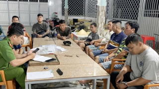 Rủ bạn về nhà cá độ bóng đá kèm nhận kèo qua tin nhắn điện thoại