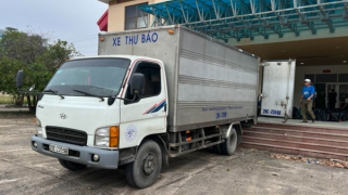 Hơn 2000 chai rượu ngoại nhập lậu ém trong “xe chở thư báo”