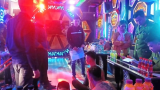 Nhóm thanh niên hát karaoke cùng ma túy