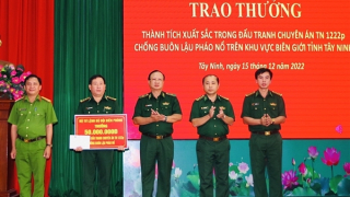 Trao thưởng đột xuất cho Ban chuyên án chống buôn lậu pháo nổ khu vực biên giới