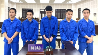 Phạt tù nhóm côn đồ đánh thương tích “kẻ phá bĩnh” ve vãn nữ nhân viên