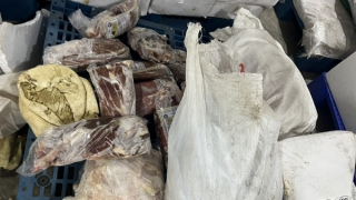 Sốc với 25 tấn gà, bò, nội tạng bốc mùi chuẩn bị “biến hình” vào mâm cỗ nhà hàng