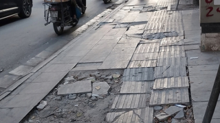 Chủ tịch UBND TP Hà Nội nói gì về đá vỉa hè 70 năm nhưng vừa lát đã bung, vỡ?
