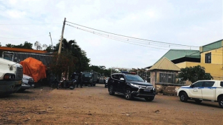 Công an TP Hồ Chí Minh khám xét một trung tâm đăng kiểm tại quận Bình Tân