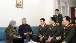 Lãnh đạo Bộ Công an thắp hương tưởng nhớ cố Thứ trưởng Nguyễn Minh Tiến