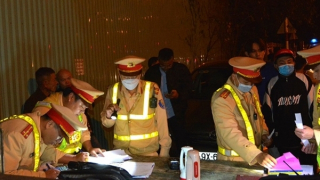 Xe tải “ngọn” như núi, tài xế chếnh choáng vẫn dây dưa gọi trợ giúp