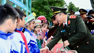 Học viện Chính trị CAND về nguồn và tặng quà cho học sinh nghèo