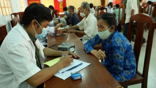 Công an tỉnh Tây Ninh khám bệnh, cấp phát thuốc miễn phí và tặng quà người dân nghèo